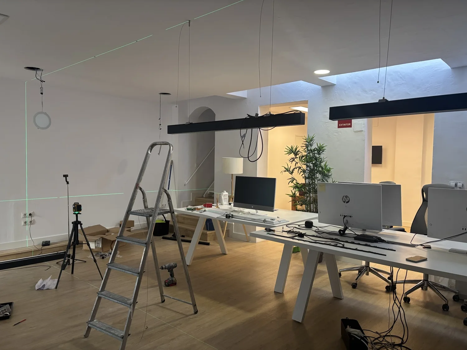 Fase de preparación y pintura de una oficina en Sevilla realizada por Kolora Home