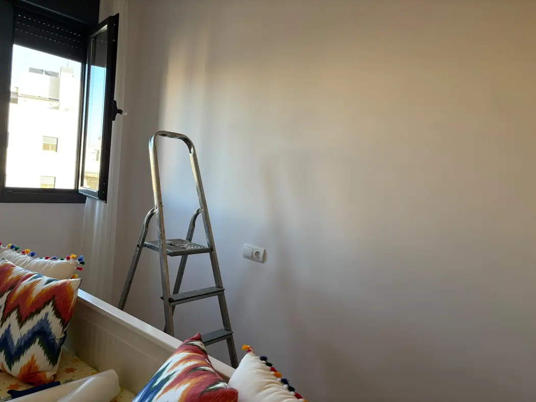 Antes: pared blanca del dormitorio junto a la ventana