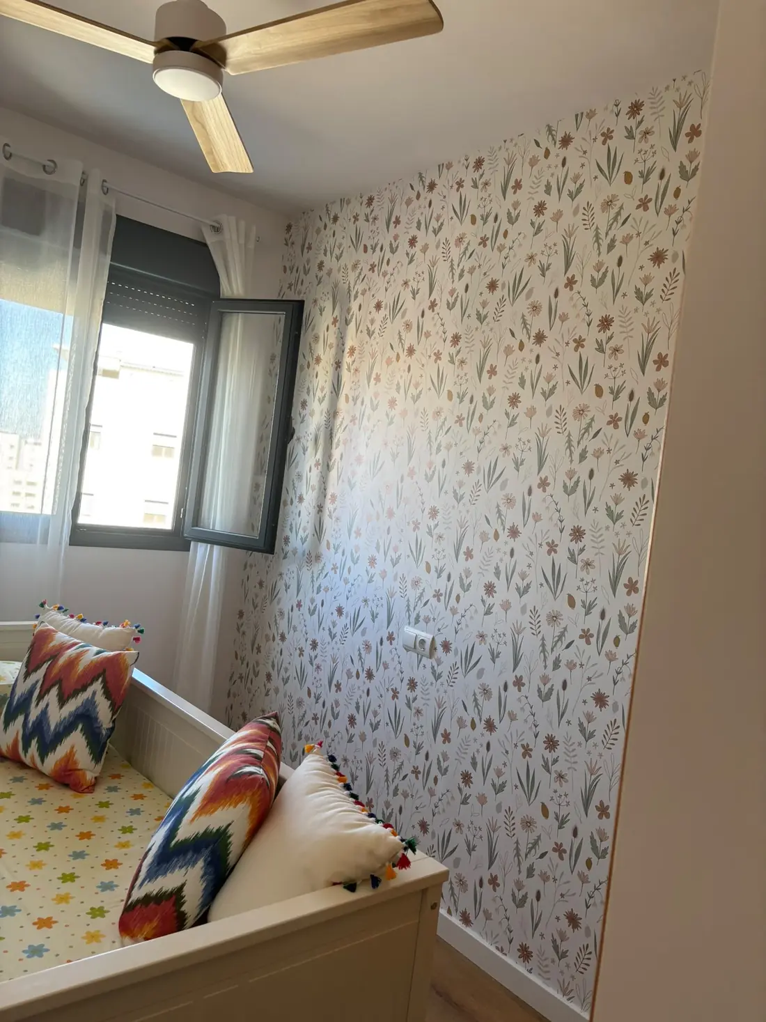Después: pared con papel pintado floral y acabado botánico