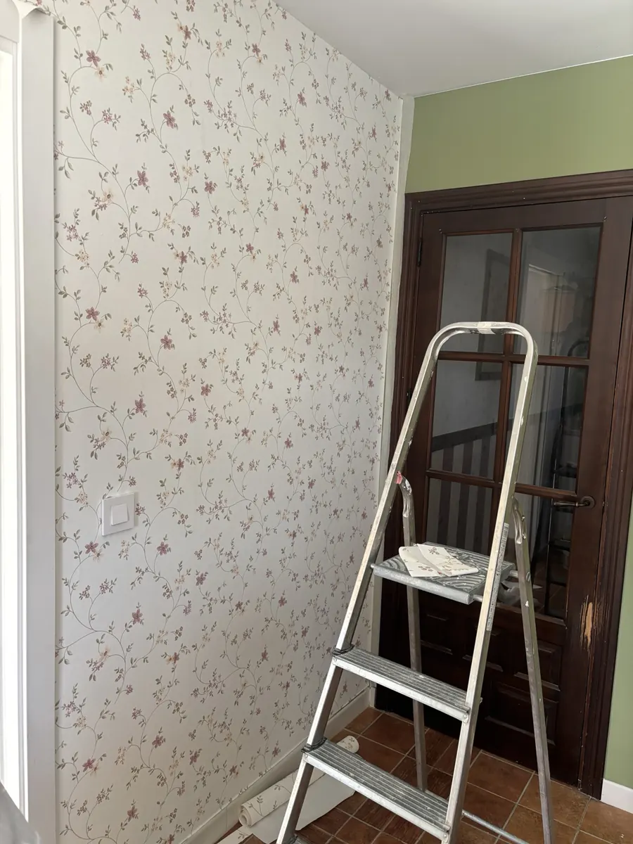 Colocación de papel pintado floral en una vivienda de Salteras